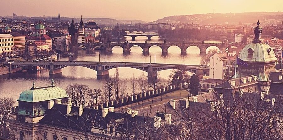 De noche, bajo el puente de piedra