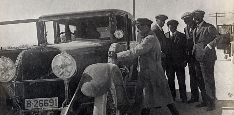 Fotografia del viatge amb F. Folguera, X. Nogués, R. Reventós i M. Utrillo. 1927. AFB. Autor desconegut.