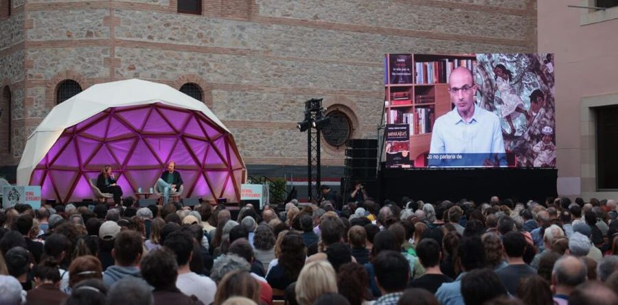 Yuval Noah Harari (en pantalla) i Rutger Bregman al CCCB.