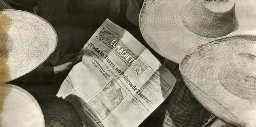 Detall de la fotografia de Tina Modotti 'Homes llegint' (1929).