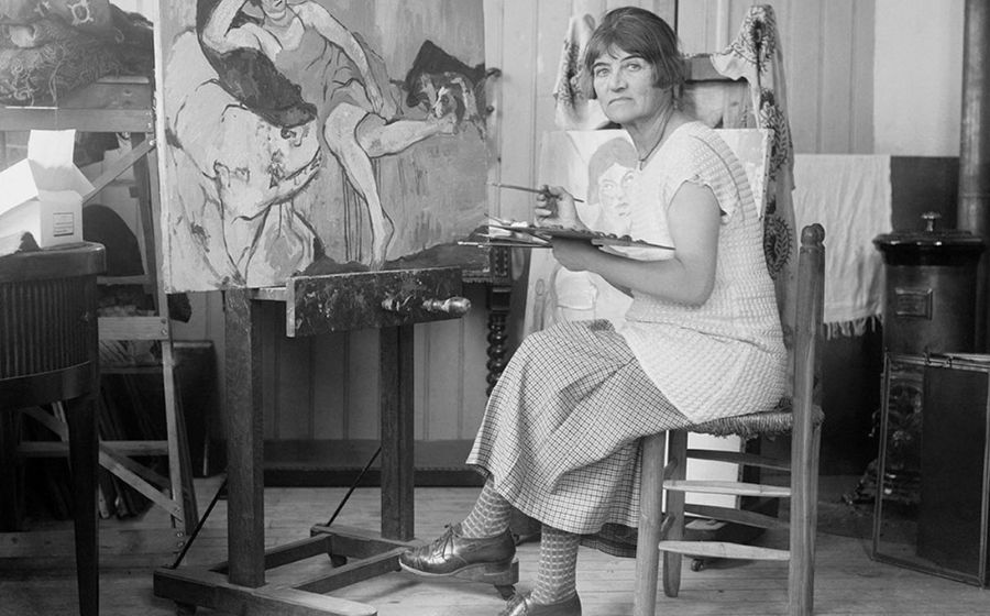 Suzanne Valadon pintant al seu estudi un retrat de Marie Coca, 1927. © Album Fine Art Images