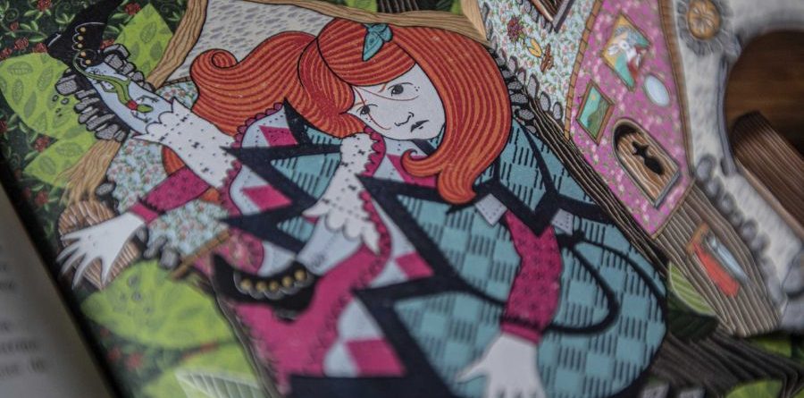 Alicia en el país de las maravillas de MinaLima